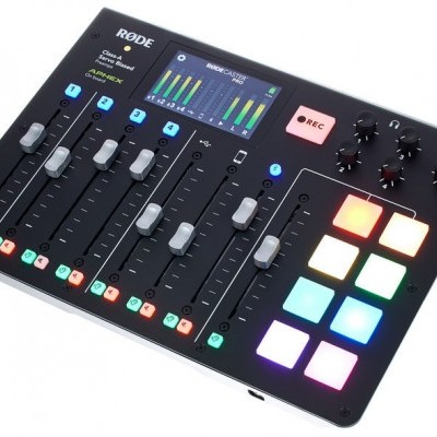 Mixer de áudio digital preto com botões coloridos iluminados e texto RODE