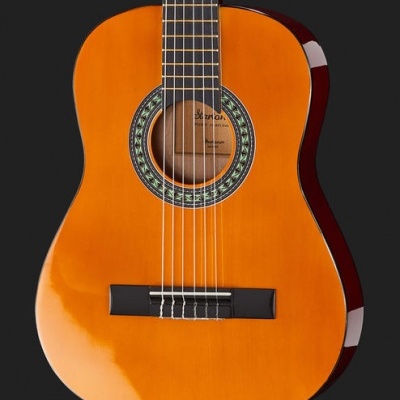 Guitarra clássica laranja com detalhes em madeira escura