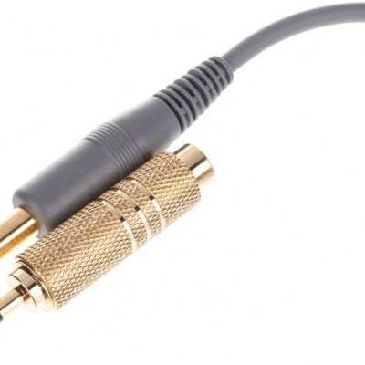 Cabo adaptador de headphone com conector jack dourado e cabo cinza