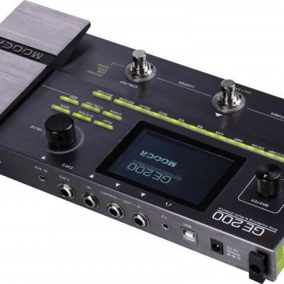 Pedaleira de guitarra Mooer GE200 preta e verde com ecrã digital e pedais