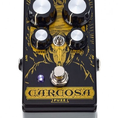 Pedal efeito guitarra Carcosa Fuzz preto com botões e desenho amarelo