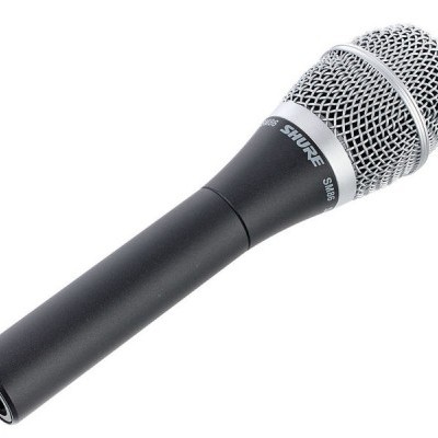 Microfone Shure preto com grelha metálica prateada e inscrições visíveis