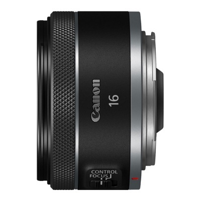Objetiva Canon 16 mm preta com anel texturizado e controlo de foco em fundo branco
