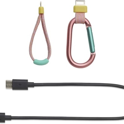 Três acessórios: clip rosa metálico, laço trançado rosa e cabo USB preto com logo JBL