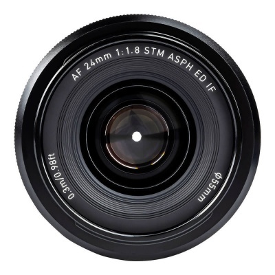 Objetiva fotográfica preta vista de frente com texto branco