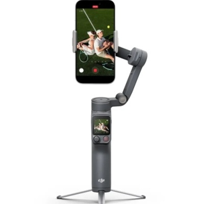 Estabilizador DJI com smartphone exibindo jogo de ténis