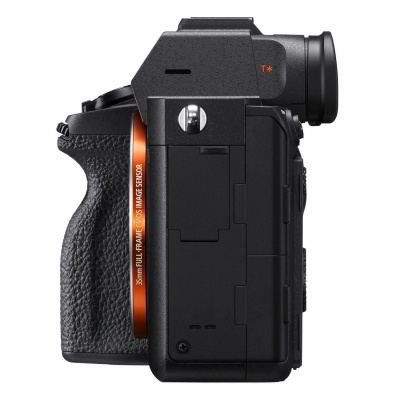 Câmara fotográfica digital preta com detalhes em laranja e alça texturada