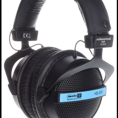 Auscultadores over-ear pretos com detalhes azuis e alça acolchoada.