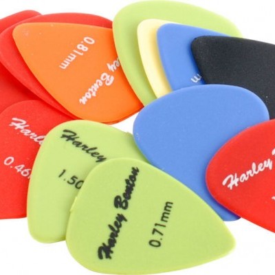 Palhetas de guitarra coloridas com texto da marca e espessura