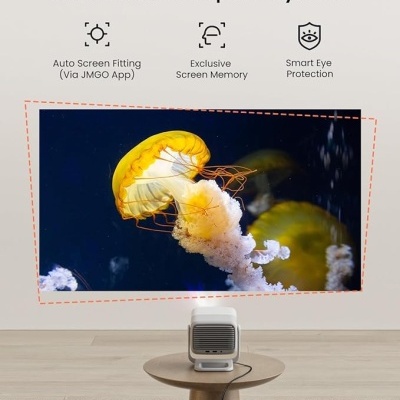 Projetor portátil branco em mesa projetando imagem de água-viva amarela na parede