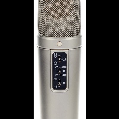 Microfone condensador prateado com tela protetora em malha e escala numérica