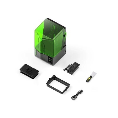 Impressora 3D de resina preta com cobertura verde e acessórios variados