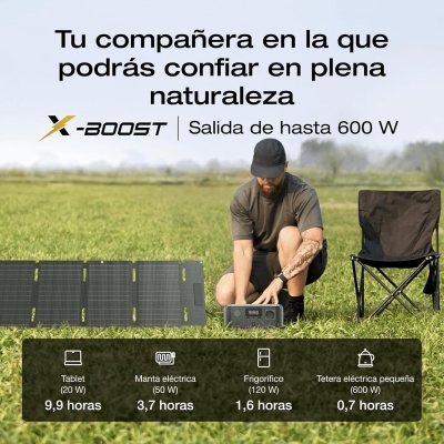 Homem ajustando painel solar X-BOOST com texto promocional ao ar livre, cadeira dobrável preta e campo verde