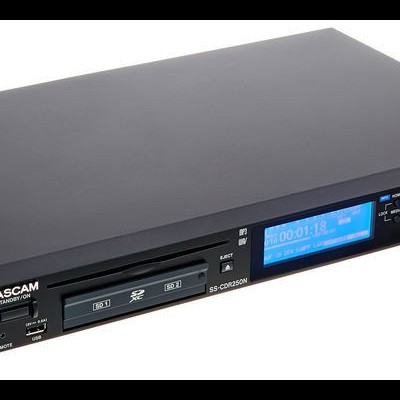 Leitor de CD TASCAM CD-C600 preto com visor digital e botões
