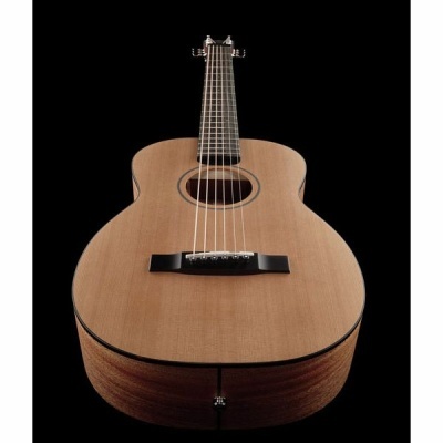 Violão acústico em madeira clara e escura com seis cordas sobre fundo preto