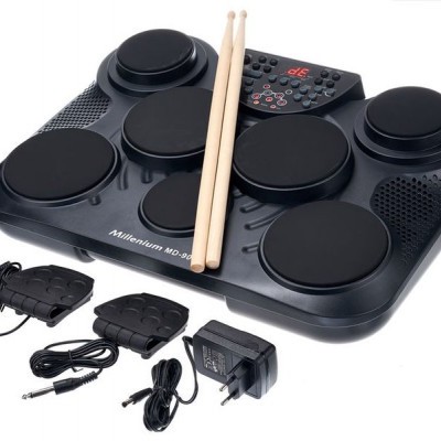 Bateria eletrónica Millenium MD-90 com seis pads, pauzinhos, pedais e cabos