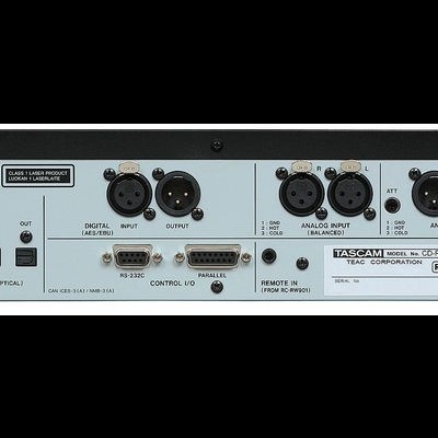 Painel traseiro de equipamento de áudio com múltiplas conexões e etiquetas