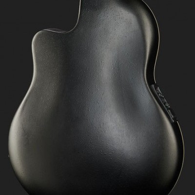 Parte traseira de guitarra preta fosca com braço em madeira clara