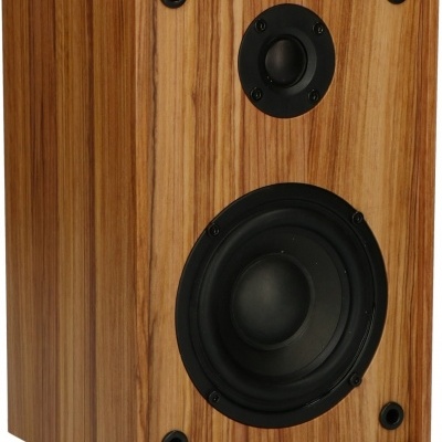 Coluna acústica de madeira com altifalantes circulares pretos