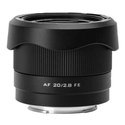 Objetiva fotográfica preta com texto AF 20/2.8 FE na lateral.