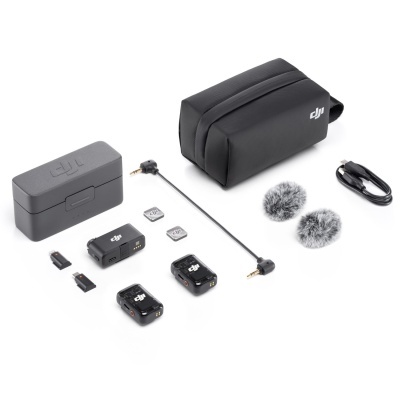 Conjunto de acessórios DJI com dispositivos eletrónicos, microfones cinzentos, cabo USB, estojo e bolsa preta em fundo branco.