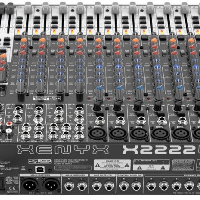 Mesa de mistura Behringer XENYX X2222USB com múltiplos canais e controles