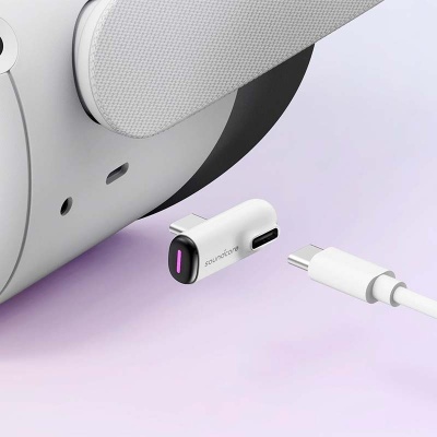 Adaptador Soundcore branco com conector USB-C e cabo USB-C ao lado