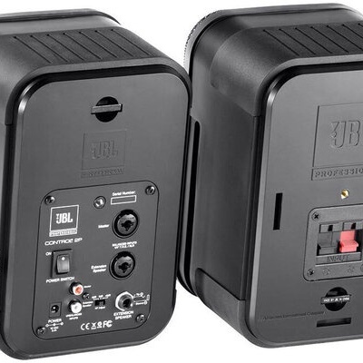 Par de colunas pretas JBL Control 1 Pro com entradas e botões na parte traseira