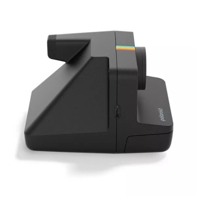 Câmara instantânea Polaroid preta com detalhes em arco-íris vista de perfil