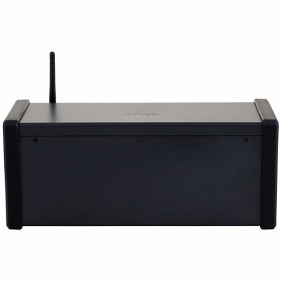 Aparelho eletrônico preto com antena vertical e design retangular