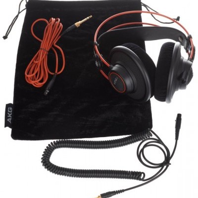 Auscultadores AKG com cabos vermelho e preto e bolsa preta.