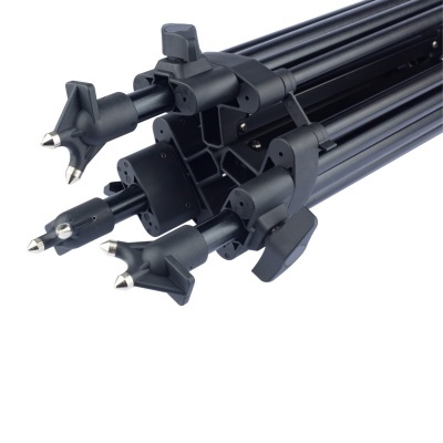 Detalhe do tripé preto com pontas metálicas afiadas e travas ajustáveis