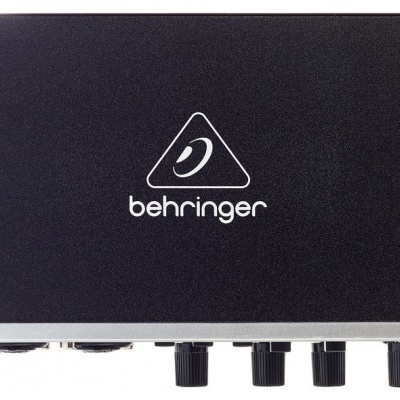 Amplificador Behringer preto com botões de controlo