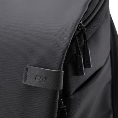 Mochila preta com fechos de correr e etiqueta com logotipo dji