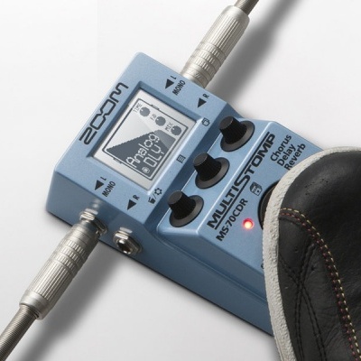 Pedal multi-efeitos Zoom MS-70CDR azul claro com pé calçado em ténis preto em cima