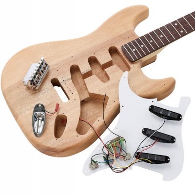 guitarra elétrica desmontada com corpo de madeira clara e escudo branco com componentes expostos