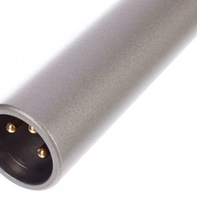 Microfone metálico cinza prata com três pinos dourados numa extremidade