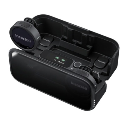 Dispositivo Insta360 preto com ecrã digital num fundo branco