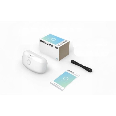 Dispositivo eletrônico branco BOBOVR B2 com caixa, cabo preto e manual, fundo branco
