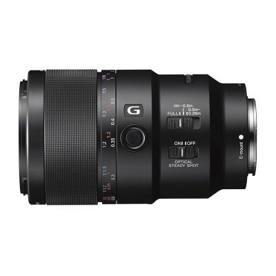 Lente fotográfica preta com anel texturizado e botões laterais