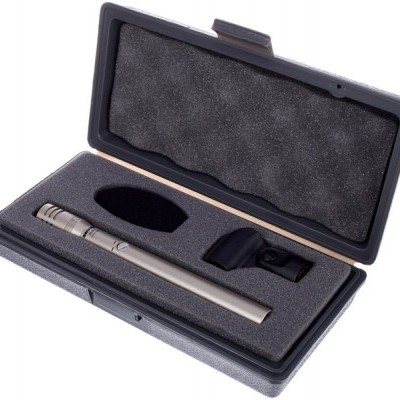 Microfone condensador cinza num estojo preto com espuma e suporte