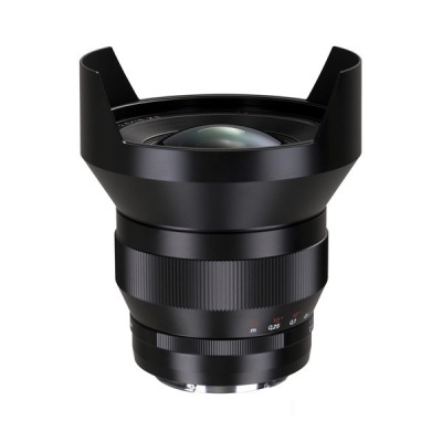 Objetiva de câmera fotográfica grande angular preta com anéis texturizados e flange em pétalas