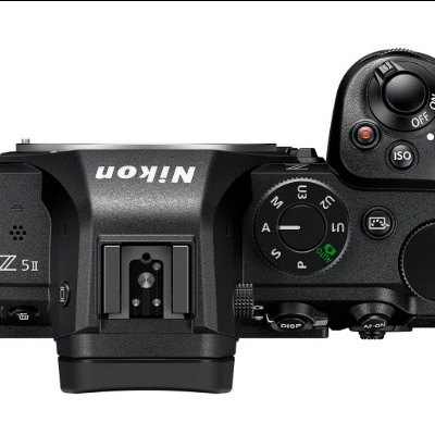 Máquina fotográfica digital Nikon Z 5 II vista de cima, preta com diversos botões e disco de controlo