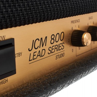 Painel dourado de amplificador de guitarra com botões pretos e texto JCM 800 LEAD SERIES