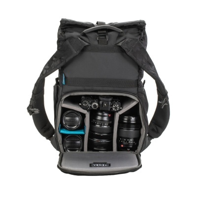 Mochila preta para equipamento fotográfico com lentes dentro, vista frontal