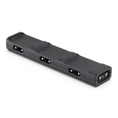 Bateria portátil preta com três compartimentos e conector