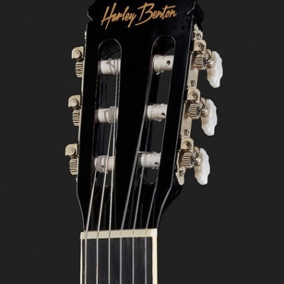 Cabeça de guitarra acústica preta com tarraxas brancas e texto HARLEY BENTON