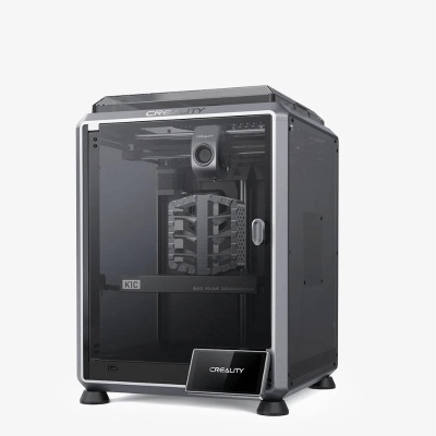 Impressora 3D Creality preta com painel de vidro e objeto em impressão interior