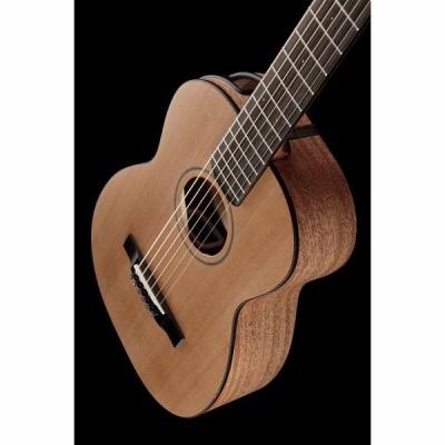 Violão acústico em madeira clara e escura sobre fundo preto