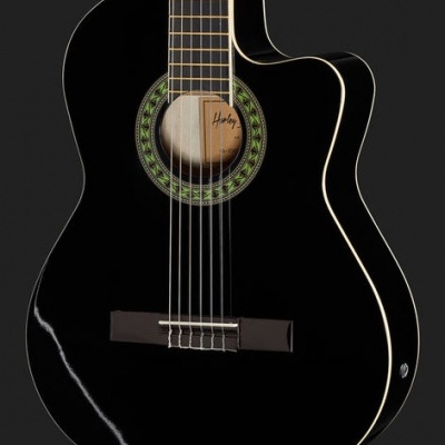 Guitarra clássica acústica preta com detalhes verdes e brancos